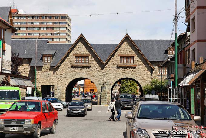 Puerta de entrada a la Plaza Centro Cívico, Bariloche - Argentina