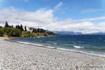 Una playa del lago Nahuel Huapi, Bariloche, Argentina.