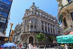 Avenida Florida, edificio en la esquina de Córdoba, Buenos Aires, Argentina.