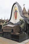 Tumba Art Deco Defferrari con esculturas, Cementerio de la Recoleta, Buenos Aires, Argentina.