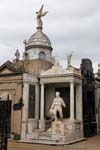 Estatua inmigrante saliente de Ayudate mausoleo Roverano Cementerio de la Recoleta, Buenos Aires, Argentina.