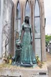 Escultura Liliana Crocciati y su perro, Cementerio de la Recoleta, Buenos Aires, Argentina.