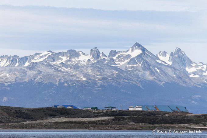Paisaje de montaña de Chile desde el Canal Beagle, Ushuaia - Argentina
