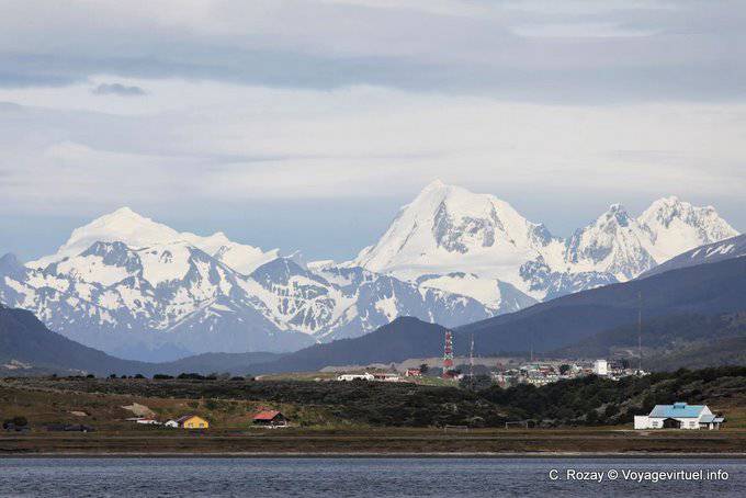 Picos nevados de Chile, el paisaje desde el Canal de Beagle, Ushuaia - Argentina