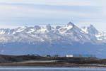Paisaje de montaña de Chile desde el Canal Beagle, Ushuaia, Argentina.
