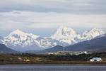Picos nevados de Chile, el paisaje desde el Canal de Beagle, Ushuaia, Argentina.
