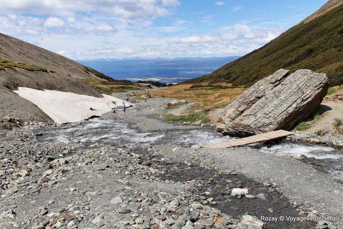 Fuente de agua, consumo de alcohol entre Bosque y morrena glaciar Martial, Ushuaia - Argentina