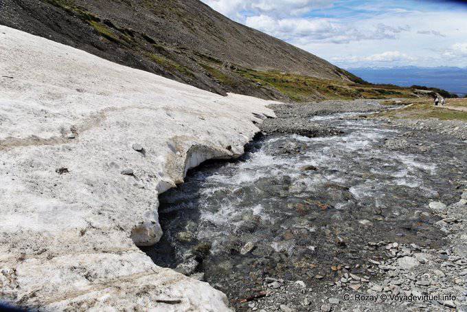 El paso bajo vidrio entre Bosque y morrena glaciar Martial, Ushuaia - Argentina