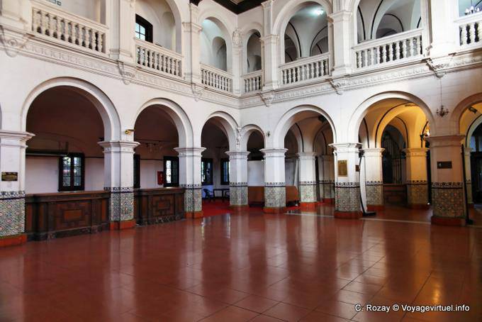 Grande salle en patio intérieur, Mendoza Banco Hypothecario Nacional - Argentina
