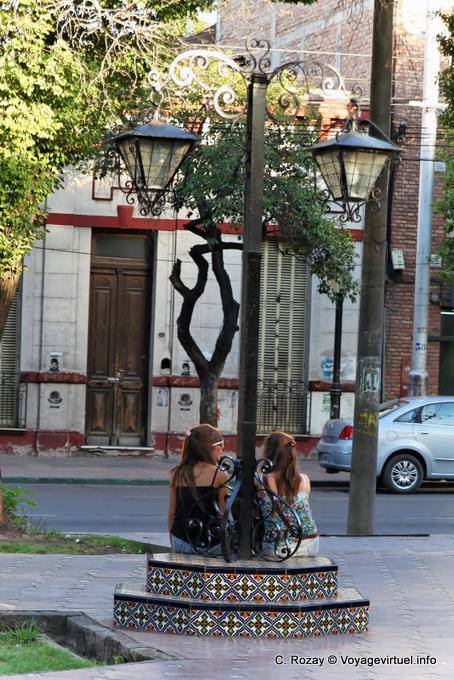 Filles assises sous un réverbère, Mendoza Plaza De Espana - Argentina