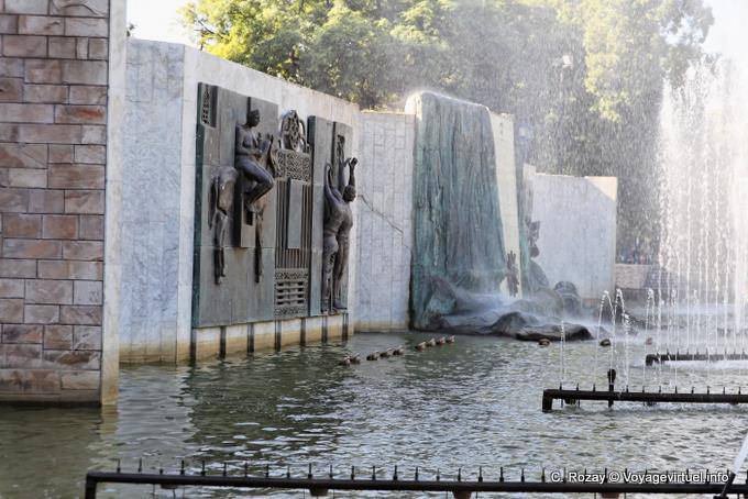 Frise de bronze "La Libertad, esa gesta anónima", par Eliana Molinelli et Laura Valdivieso, Mendoza Plaza Independenzia - Argentina