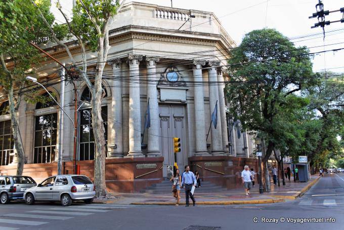 Immeuble à colonnes dans un angle, Mendoza Plaza San Martin - Argentina