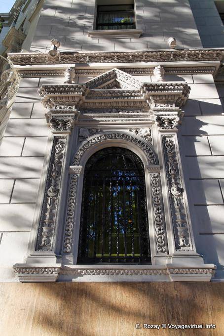 Style architectural néoplateresque très chargé pour cette fenêtre de la Mercantil Andina, Mendoza Plaza San Martin - Argentina