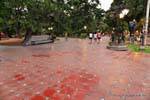 Pavimentación con símbolos rojos, Plaza de España, Mendoza, Argentina.