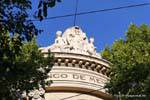 Esculturas en la parte superior del Banco de Mendoza, Plaza San Martín, Mendoza, Argentina.