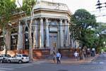 Las columnas de un edificio de la esquina, la Plaza San Martín, Mendoza, Argentina.