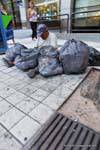Pobreza clasificar la basura para recuperar, Plaza San Martín, Mendoza, Argentina.
