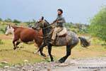 Boina gaucho patagónico en acción Gauchos Estancia Nibepo Aike, El Calafate, Argentina.