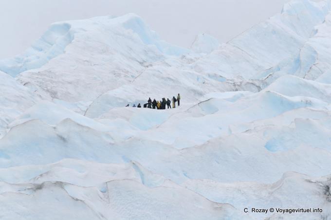 Grupo de turistas en mini-trekking, Glaciar Perito Moreno, El Calafate - Argentina