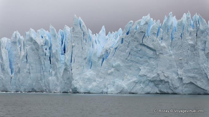 Paisaje de picos azules glaciales, Glaciar Perito Moreno, El Calafate - Argentina