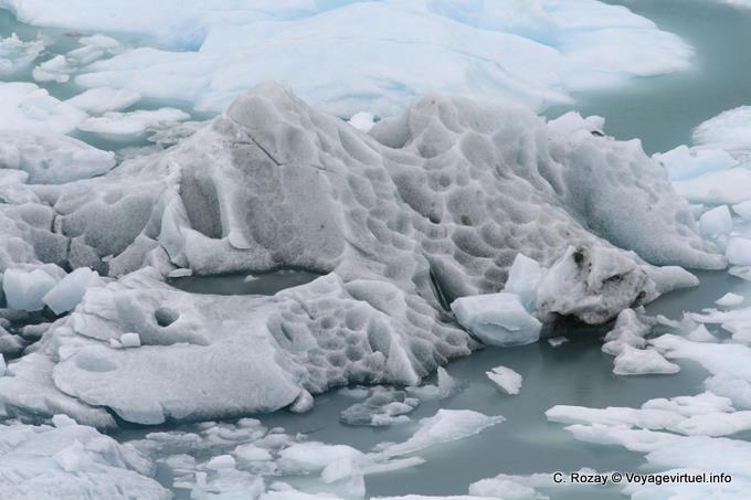 Formas especiales de un pequeño iceberg, Glaciar Perito Moreno, El Calafate - Argentina