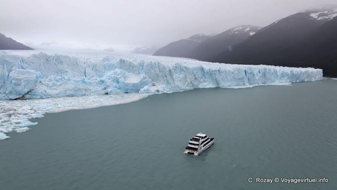 Barco antes de que el lado sur acantilados de hielo, Glaciar Perito Moreno, El Calafate - Argentina