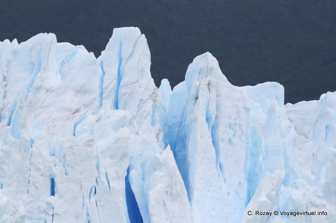 Close-up en la parte superior del acantilado de hielo, Glaciar Perito Moreno, El Calafate - Argentina