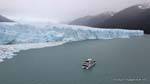 Barco antes de que el lado sur acantilados de hielo, Glaciar Perito Moreno, El Calafate, Argentina.