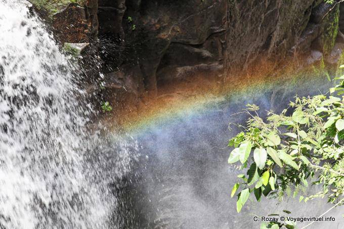 Cielo del arco iris entre las rocas, las Cataratas del Iguazú - Argentina