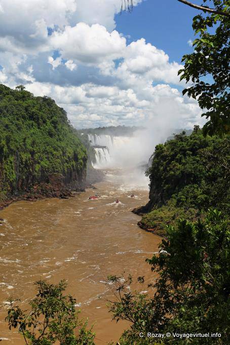Barcos de atacar por el rio MENOS, Puerto Iguazu Cataratas - Argentina