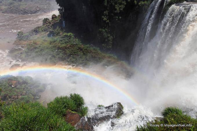 La iridiscencia en salto Lanusse, Cataratas del Iguazú - Argentina