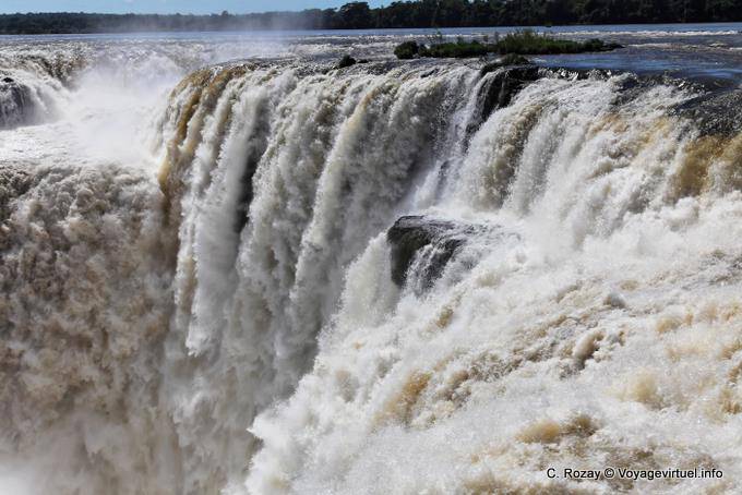 Alto Río Iguazú fluye en Salto Belgrano, Puerto Iguazú - Argentina