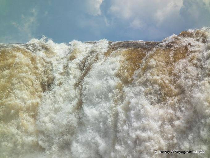Agua que burbujea en furia, Cataratas del Iguazú - Argentina