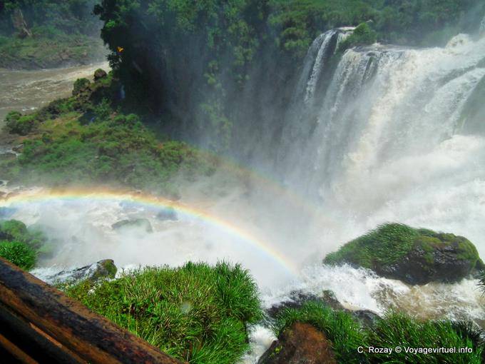 Cielo del arco iris doble en el corazón de las cataratas, las Cataratas del Iguazú - Argentina