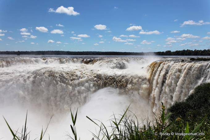 Vista de la Garganta del Diablo desde el lado argentino, Puerto Iguazú - Argentina