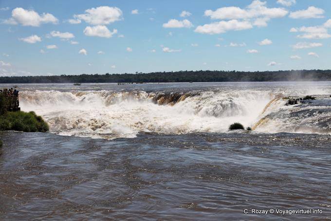 El agua del río que entra la Garganta del Diablo, Cataratas del Iguazú - Argentina