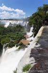 Al comienzo del circuito superior, cascadas de alineación, Cataratas del Iguazú, Argentina.