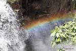 Cielo del arco iris entre las rocas, las Cataratas del Iguazú, Argentina.