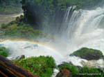 Cielo del arco iris doble en el corazón de las cataratas, las Cataratas del Iguazú, Argentina.
