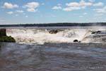 El agua del río que entra la Garganta del Diablo, Cataratas del Iguazú, Argentina.