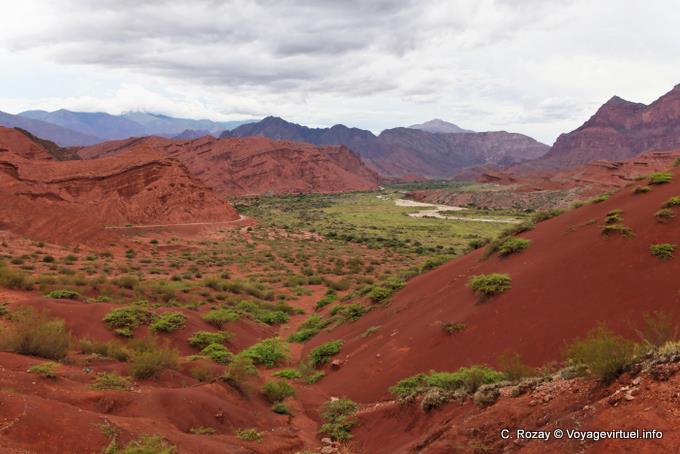 El verde valle del Río de las Conchas, la Quebrada de las Conchas - Argentina
