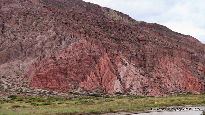 Efectos de la erosión en la montaña, la Quebrada de las Conchas - Argentina