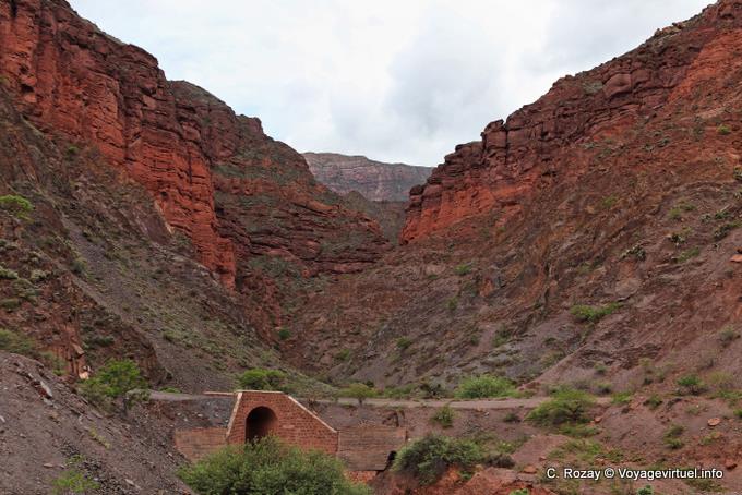 Garganta de apriete en el lazo al sur de Salta Quebrada de las Conchas - Argentina