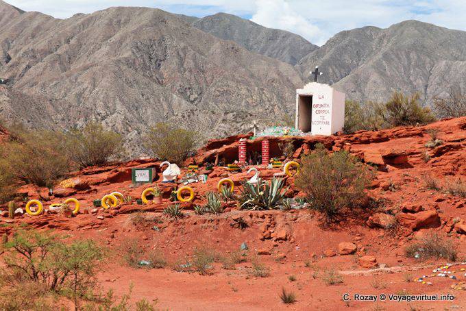 Pequeño santuario de la Difunta Correa, Ruta 40 entre Villa Unión y Chilecito - Argentina