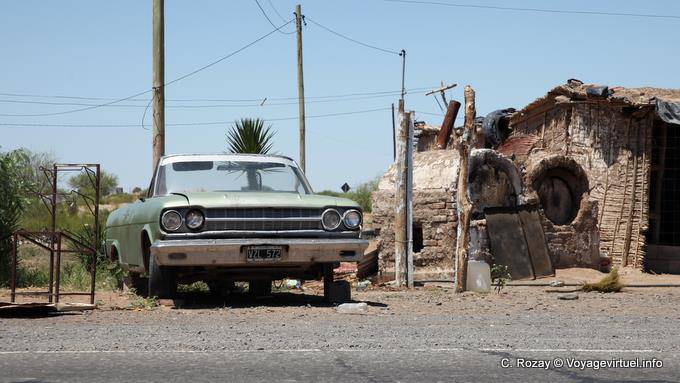 Coche viejo, entre Chepes y San Juan - Argentina