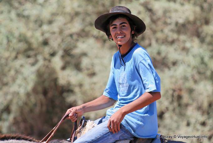 Jóvenes sonrientes Gaucho, entre Chepes y San Juan - Argentina