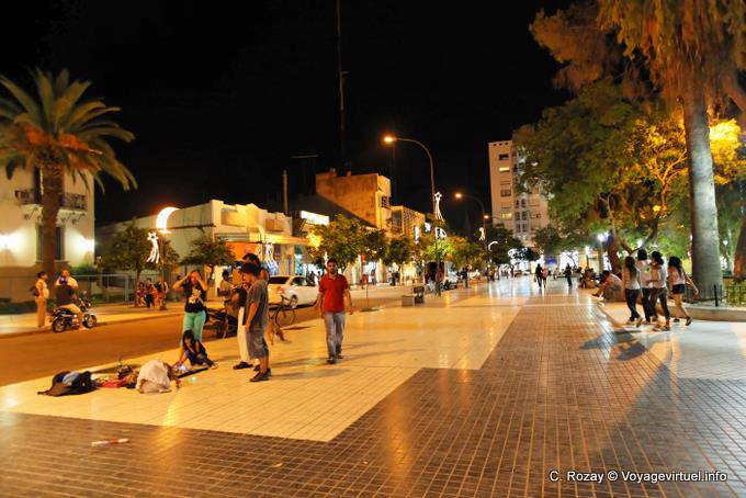 La vida nocturna en el centro, La Rioja - Argentina
