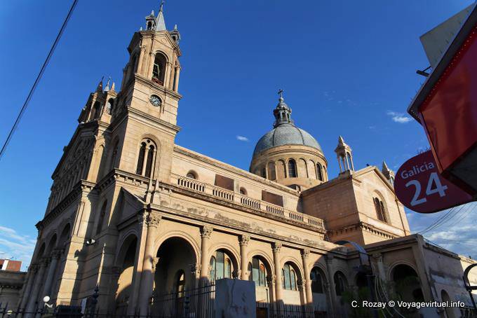 Imponente Catedral para el día de Rioja - Argentina
