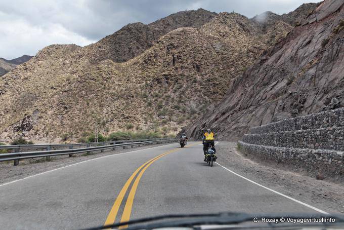 Ciclista en la Ruta 40 km entre 4150 y 4000 - Argentina