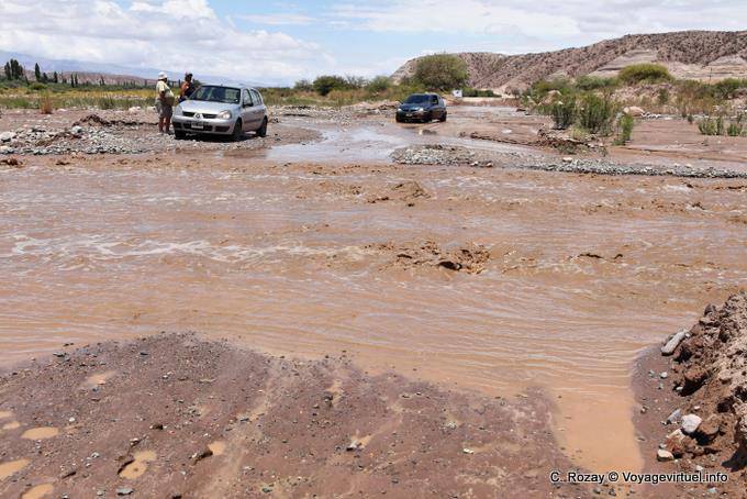 Ruta 40, Hualfín, pasaje rio en las inundaciones - Argentina